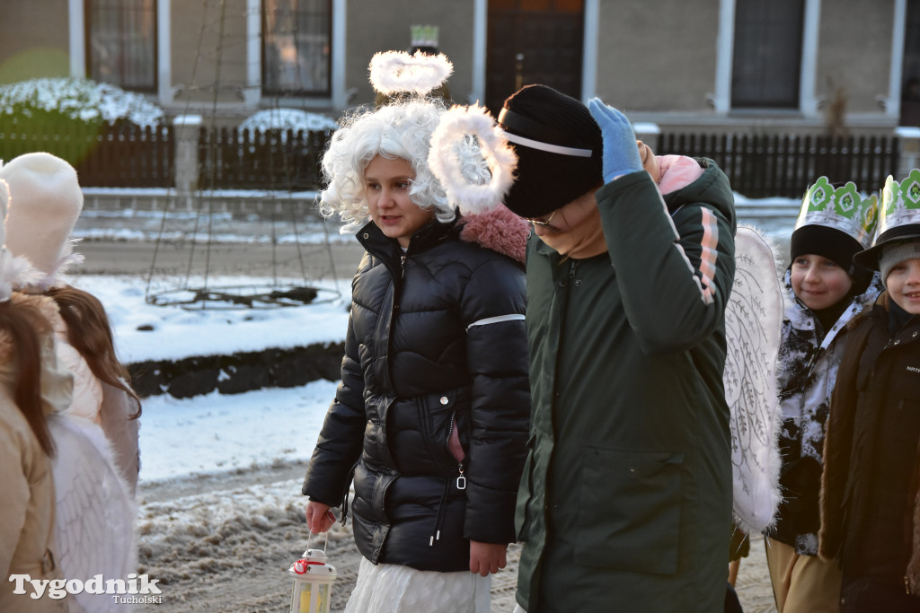 Tradycyjny Orszak Trzech Króli przeszedł ulicami Bysławka. Po nim mieszkańcy zagrali w Jasełkach / ZDJĘCIA