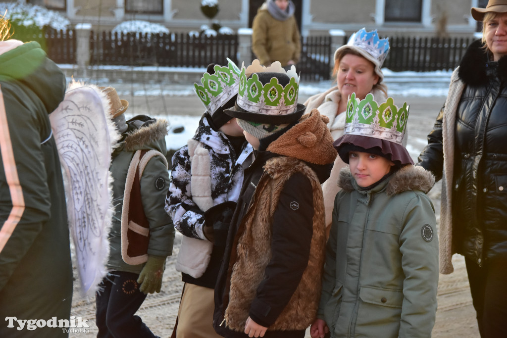 Tradycyjny Orszak Trzech Króli przeszedł ulicami Bysławka. Po nim mieszkańcy zagrali w Jasełkach / ZDJĘCIA