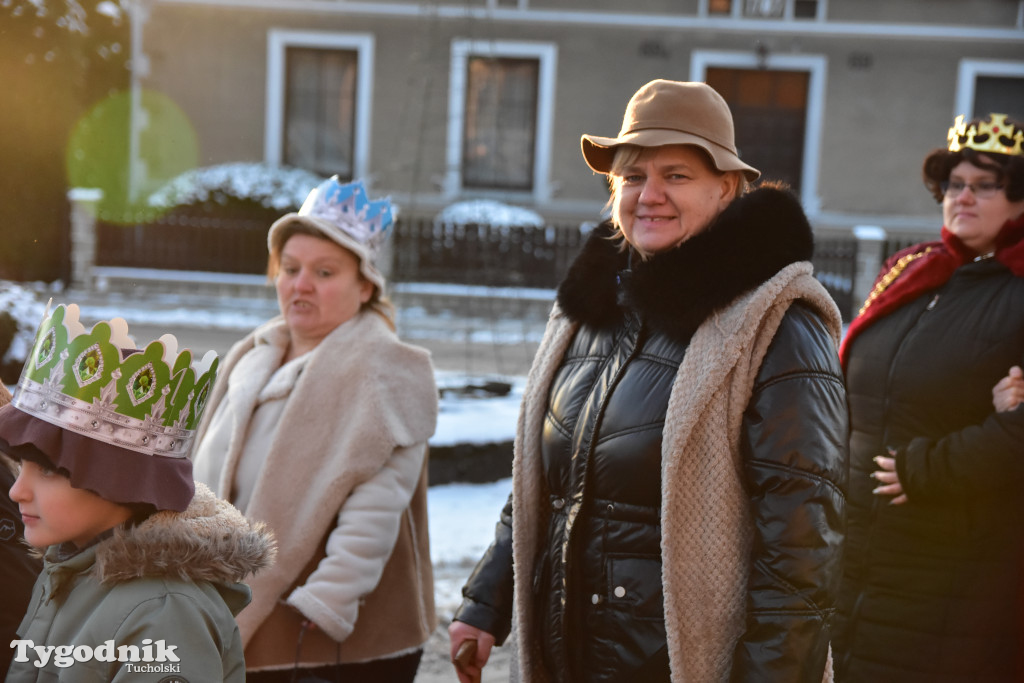 Tradycyjny Orszak Trzech Króli przeszedł ulicami Bysławka. Po nim mieszkańcy zagrali w Jasełkach / ZDJĘCIA