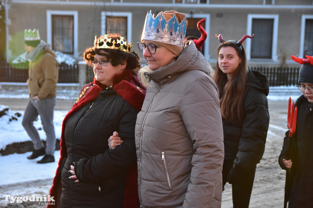 Tradycyjny Orszak Trzech Króli przeszedł ulicami Bysławka. Po nim mieszkańcy zagrali w Jasełkach / ZDJĘCIA