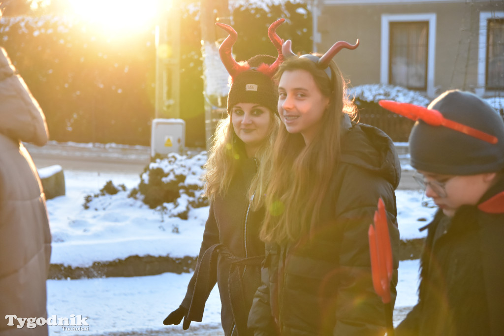 Tradycyjny Orszak Trzech Króli przeszedł ulicami Bysławka. Po nim mieszkańcy zagrali w Jasełkach / ZDJĘCIA