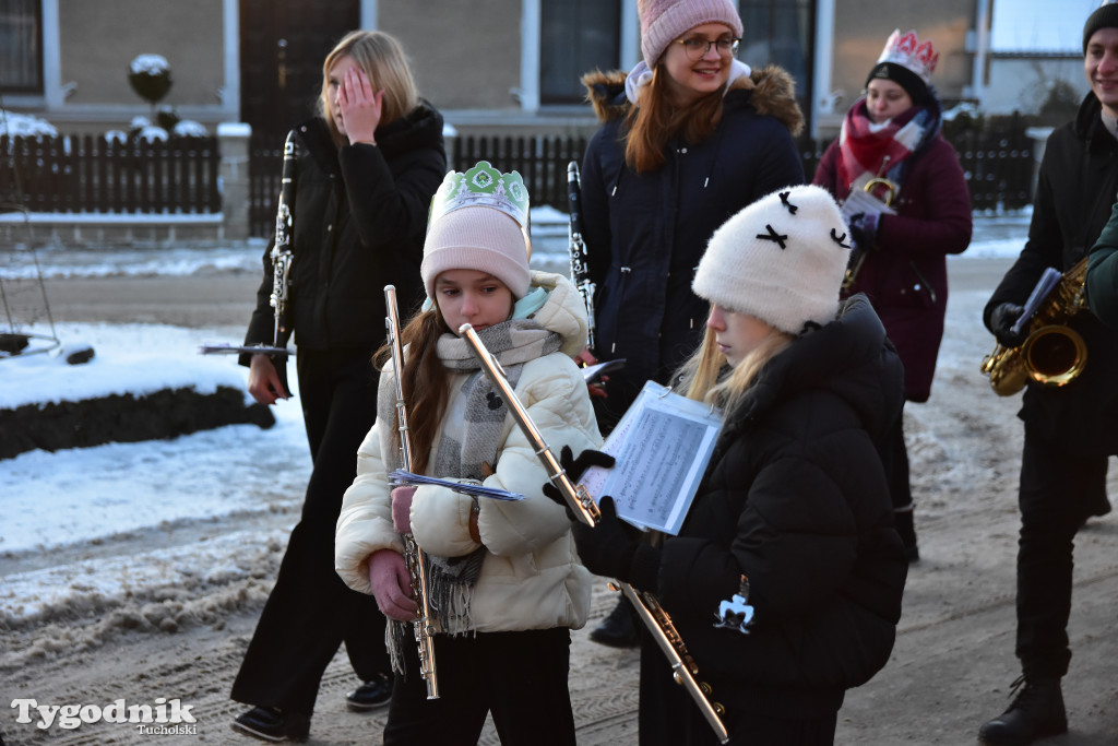 Tradycyjny Orszak Trzech Króli przeszedł ulicami Bysławka. Po nim mieszkańcy zagrali w Jasełkach / ZDJĘCIA