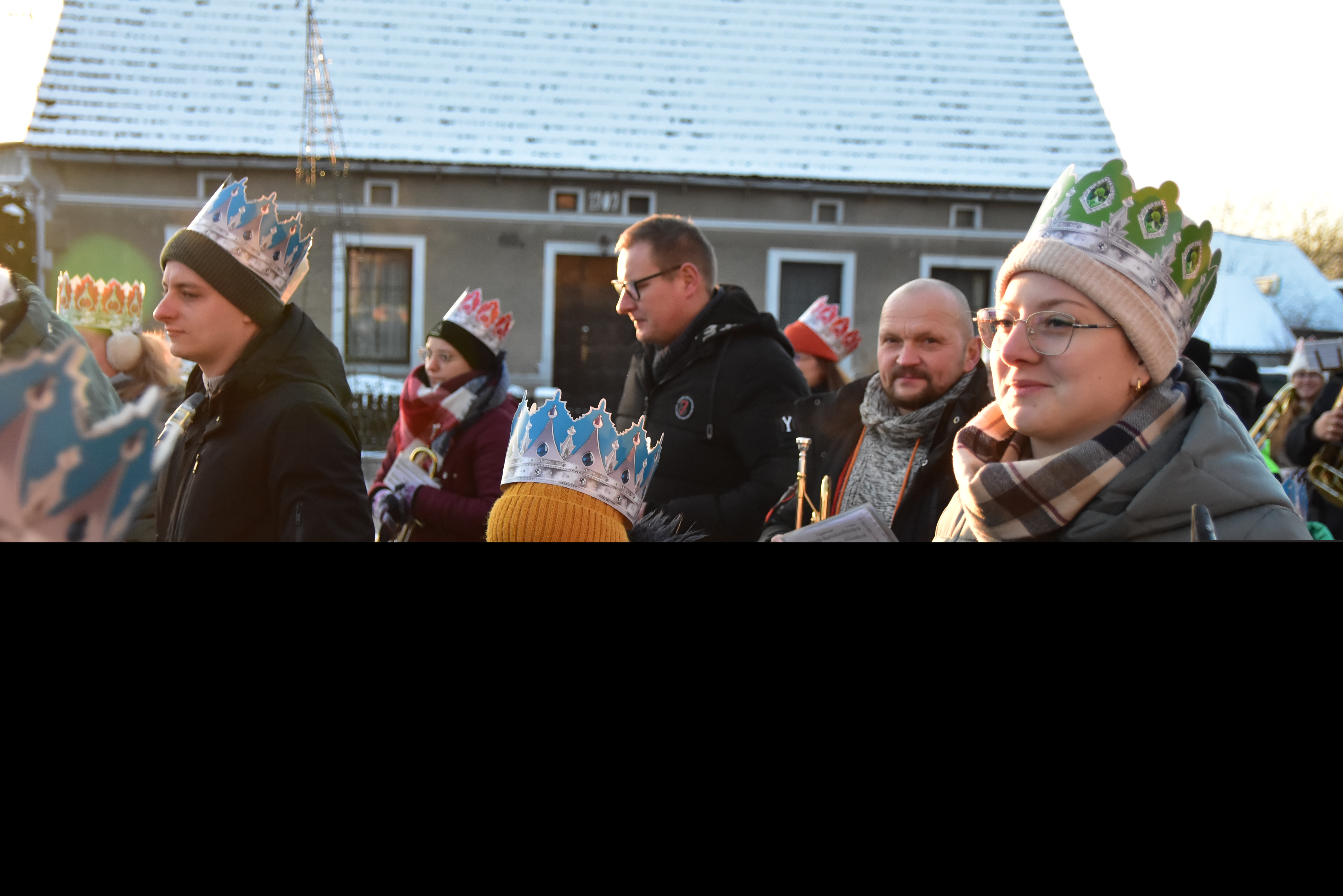 Tradycyjny Orszak Trzech Króli przeszedł ulicami Bysławka. Po nim mieszkańcy zagrali w Jasełkach / ZDJĘCIA