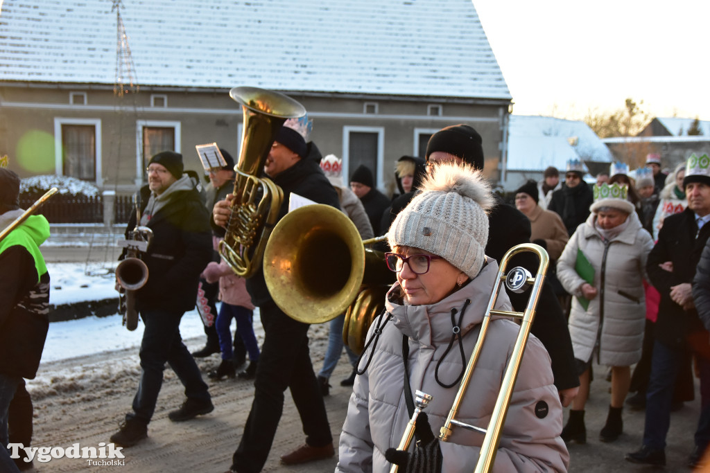 Tradycyjny Orszak Trzech Króli przeszedł ulicami Bysławka. Po nim mieszkańcy zagrali w Jasełkach / ZDJĘCIA
