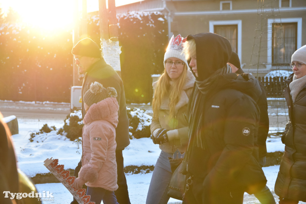 Tradycyjny Orszak Trzech Króli przeszedł ulicami Bysławka. Po nim mieszkańcy zagrali w Jasełkach / ZDJĘCIA