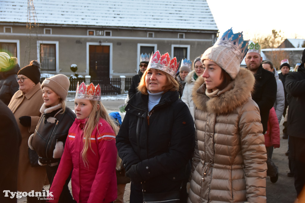 Tradycyjny Orszak Trzech Króli przeszedł ulicami Bysławka. Po nim mieszkańcy zagrali w Jasełkach / ZDJĘCIA