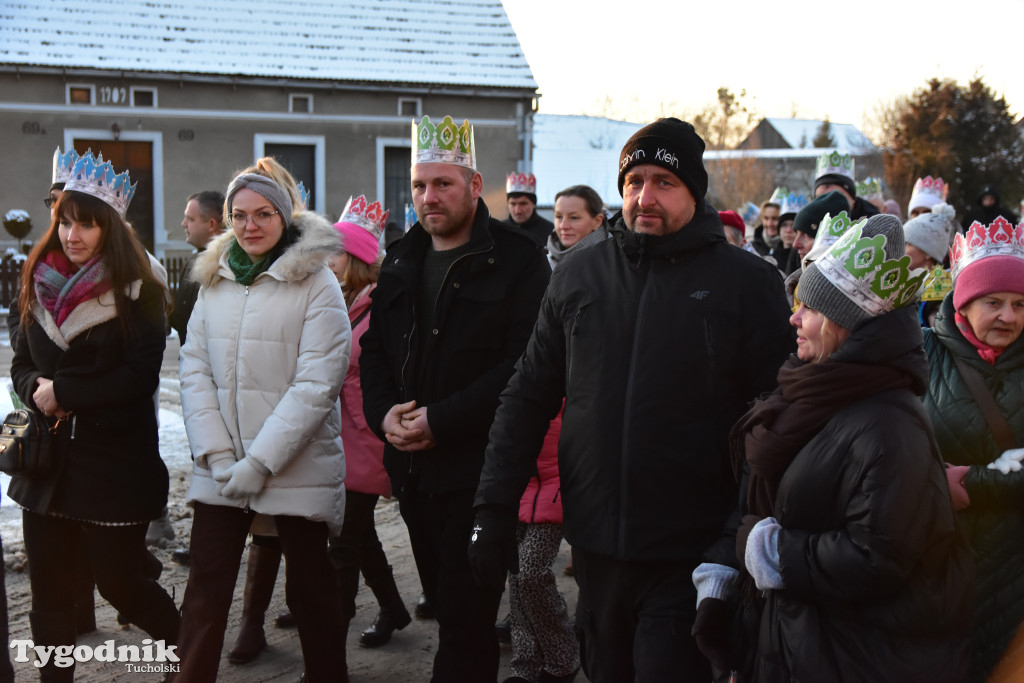 Tradycyjny Orszak Trzech Króli przeszedł ulicami Bysławka. Po nim mieszkańcy zagrali w Jasełkach / ZDJĘCIA