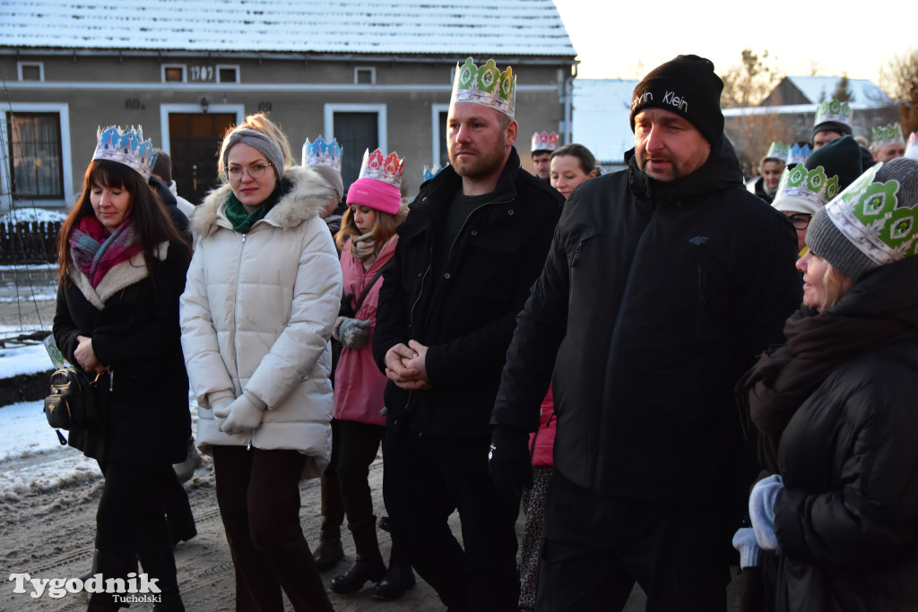 Tradycyjny Orszak Trzech Króli przeszedł ulicami Bysławka. Po nim mieszkańcy zagrali w Jasełkach / ZDJĘCIA