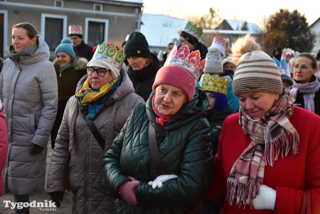 Tradycyjny Orszak Trzech Króli przeszedł ulicami Bysławka. Po nim mieszkańcy zagrali w Jasełkach / ZDJĘCIA