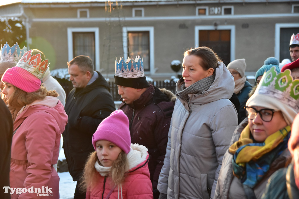 Tradycyjny Orszak Trzech Króli przeszedł ulicami Bysławka. Po nim mieszkańcy zagrali w Jasełkach / ZDJĘCIA