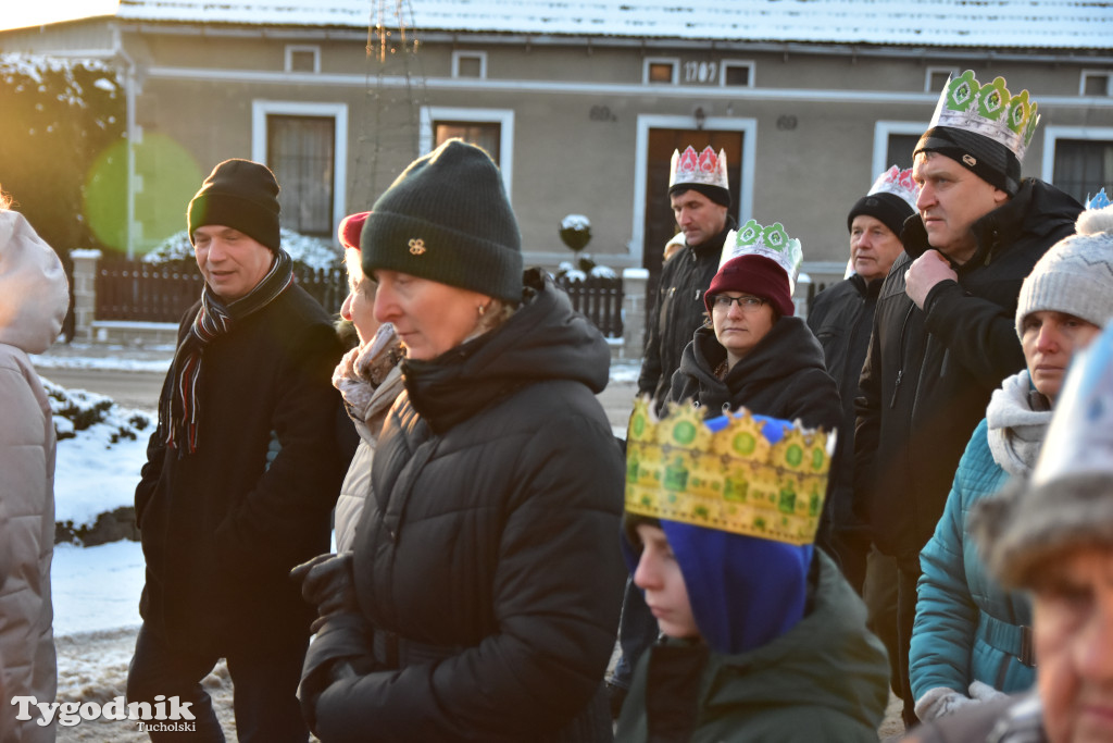 Tradycyjny Orszak Trzech Króli przeszedł ulicami Bysławka. Po nim mieszkańcy zagrali w Jasełkach / ZDJĘCIA