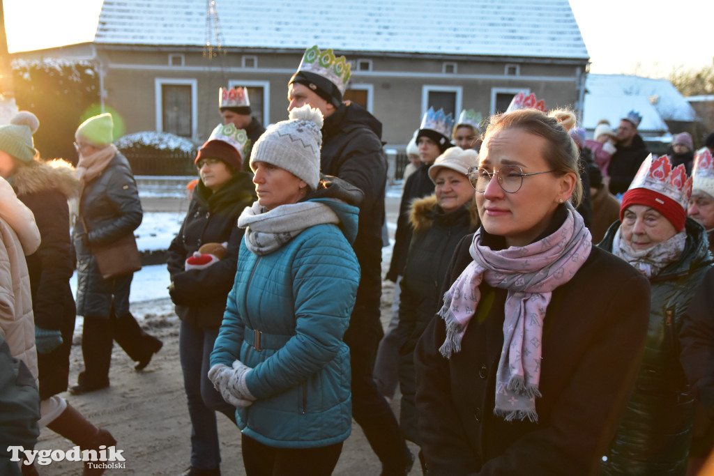 Tradycyjny Orszak Trzech Króli przeszedł ulicami Bysławka. Po nim mieszkańcy zagrali w Jasełkach / ZDJĘCIA