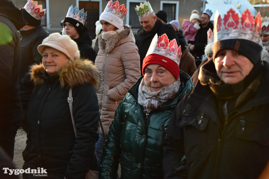 Tradycyjny Orszak Trzech Króli przeszedł ulicami Bysławka. Po nim mieszkańcy zagrali w Jasełkach / ZDJĘCIA
