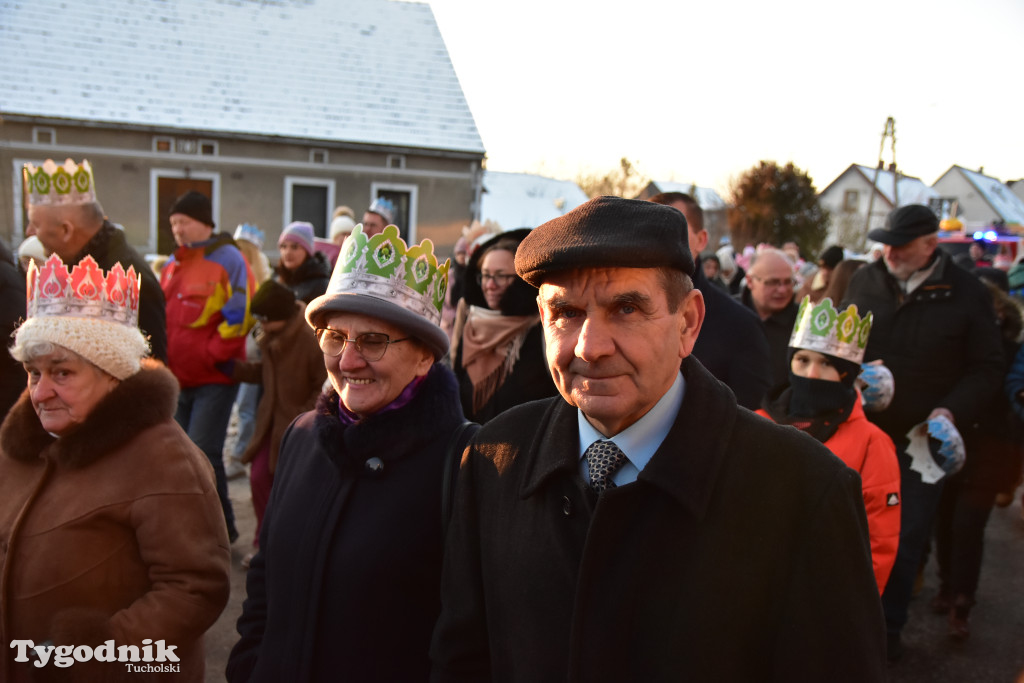 Tradycyjny Orszak Trzech Króli przeszedł ulicami Bysławka. Po nim mieszkańcy zagrali w Jasełkach / ZDJĘCIA