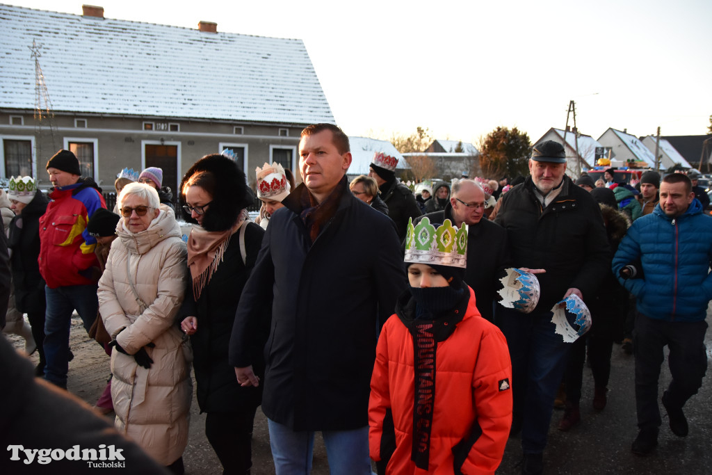 Tradycyjny Orszak Trzech Króli przeszedł ulicami Bysławka. Po nim mieszkańcy zagrali w Jasełkach / ZDJĘCIA