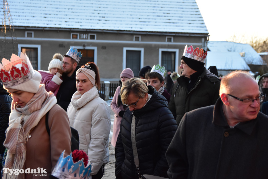 Tradycyjny Orszak Trzech Króli przeszedł ulicami Bysławka. Po nim mieszkańcy zagrali w Jasełkach / ZDJĘCIA