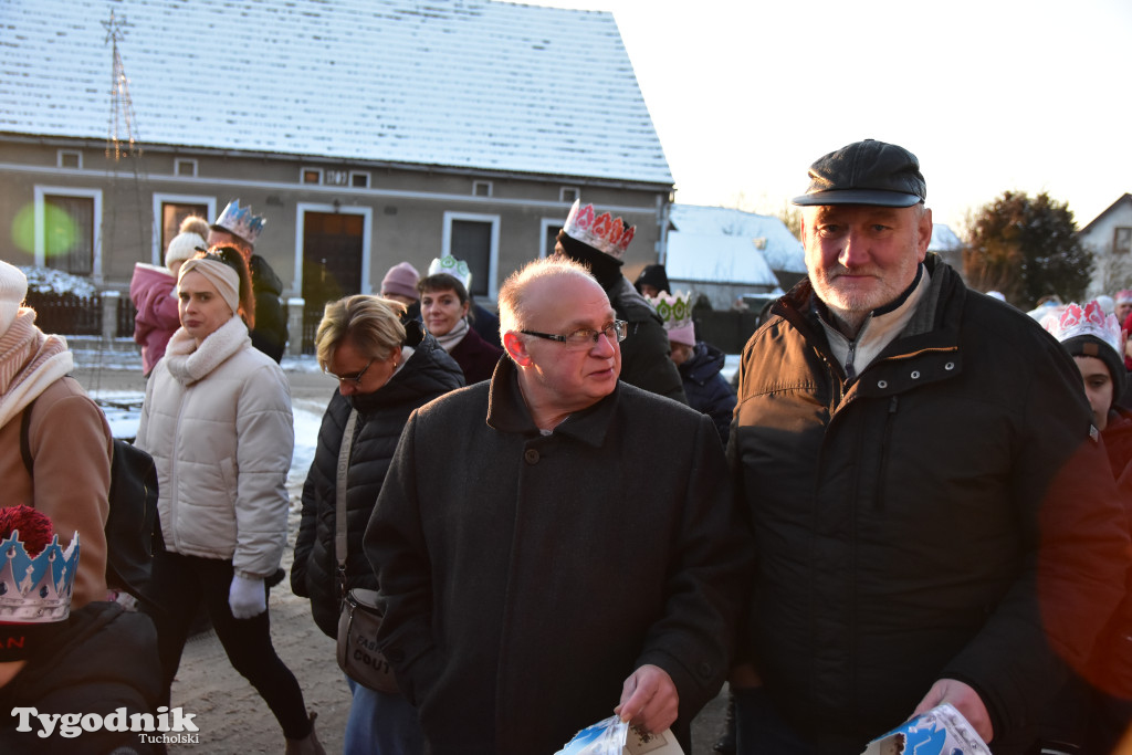 Tradycyjny Orszak Trzech Króli przeszedł ulicami Bysławka. Po nim mieszkańcy zagrali w Jasełkach / ZDJĘCIA