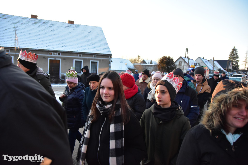 Tradycyjny Orszak Trzech Króli przeszedł ulicami Bysławka. Po nim mieszkańcy zagrali w Jasełkach / ZDJĘCIA