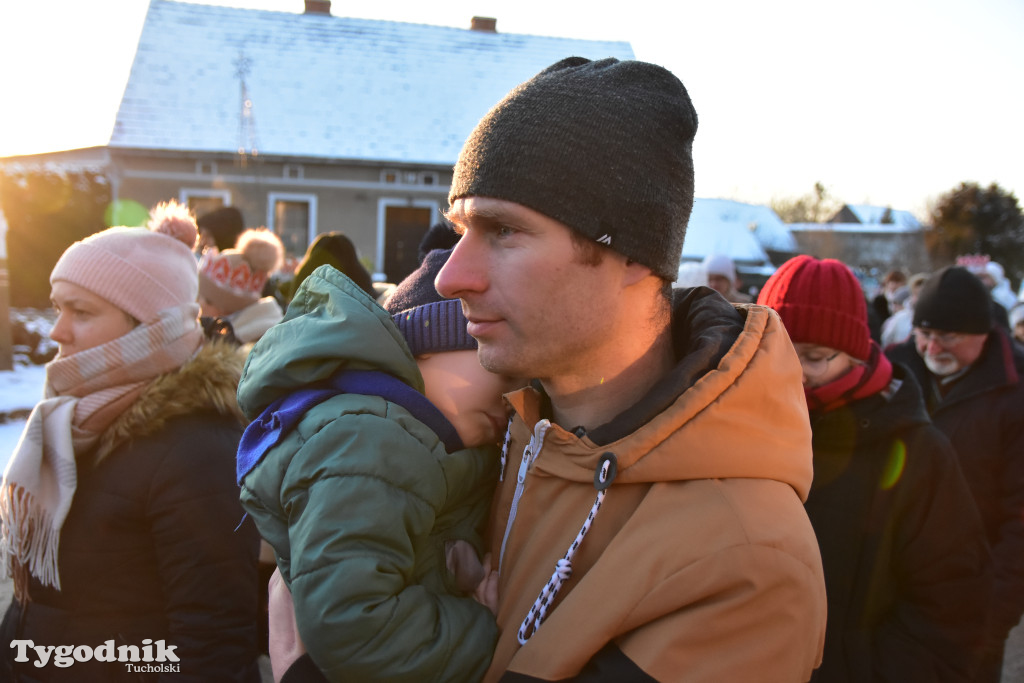 Tradycyjny Orszak Trzech Króli przeszedł ulicami Bysławka. Po nim mieszkańcy zagrali w Jasełkach / ZDJĘCIA