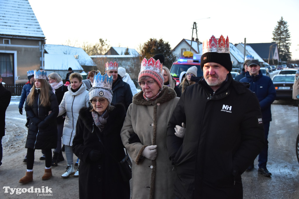 Tradycyjny Orszak Trzech Króli przeszedł ulicami Bysławka. Po nim mieszkańcy zagrali w Jasełkach / ZDJĘCIA
