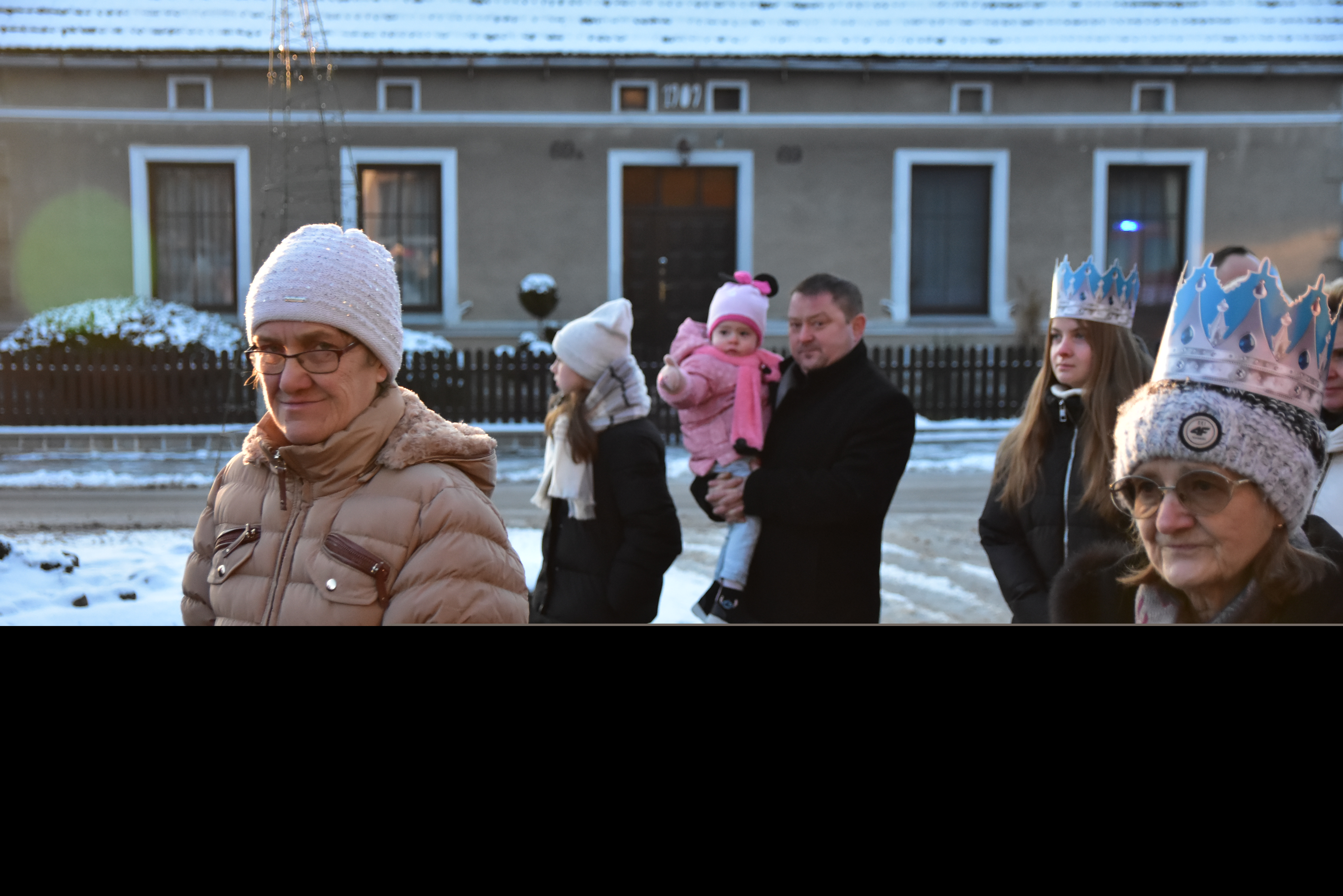 Tradycyjny Orszak Trzech Króli przeszedł ulicami Bysławka. Po nim mieszkańcy zagrali w Jasełkach / ZDJĘCIA