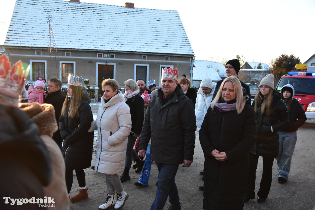 Tradycyjny Orszak Trzech Króli przeszedł ulicami Bysławka. Po nim mieszkańcy zagrali w Jasełkach / ZDJĘCIA