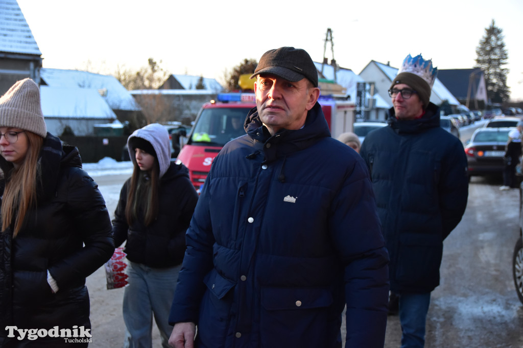 Tradycyjny Orszak Trzech Króli przeszedł ulicami Bysławka. Po nim mieszkańcy zagrali w Jasełkach / ZDJĘCIA