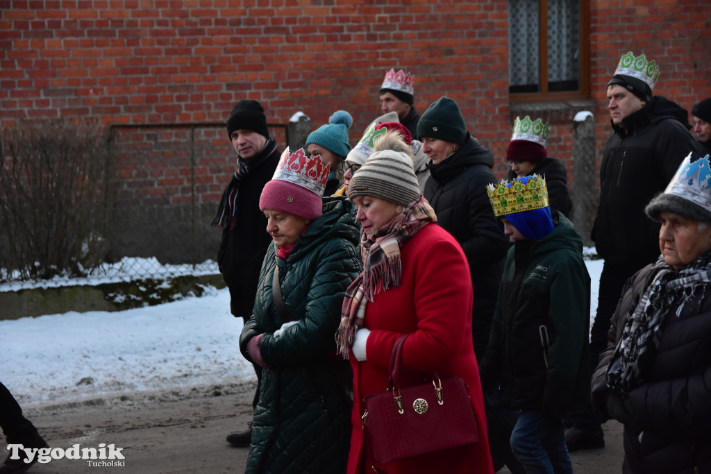 Tradycyjny Orszak Trzech Króli przeszedł ulicami Bysławka. Po nim mieszkańcy zagrali w Jasełkach / ZDJĘCIA