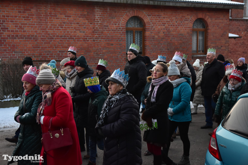 Tradycyjny Orszak Trzech Króli przeszedł ulicami Bysławka. Po nim mieszkańcy zagrali w Jasełkach / ZDJĘCIA