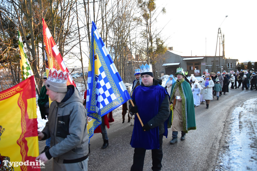 Tradycyjny Orszak Trzech Króli przeszedł ulicami Bysławka. Po nim mieszkańcy zagrali w Jasełkach / ZDJĘCIA