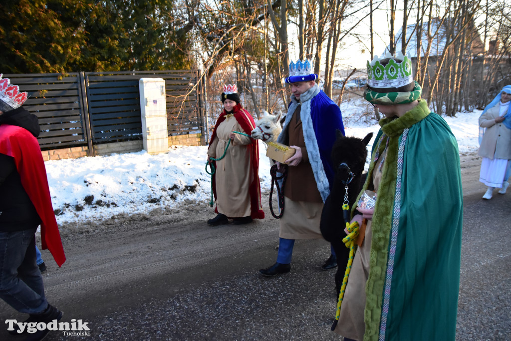 Tradycyjny Orszak Trzech Króli przeszedł ulicami Bysławka. Po nim mieszkańcy zagrali w Jasełkach / ZDJĘCIA
