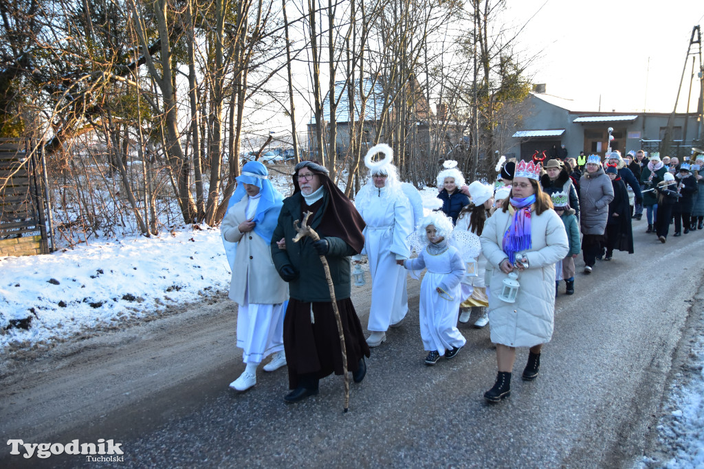 Tradycyjny Orszak Trzech Króli przeszedł ulicami Bysławka. Po nim mieszkańcy zagrali w Jasełkach / ZDJĘCIA