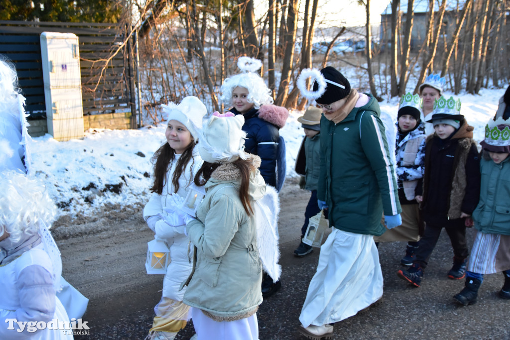 Tradycyjny Orszak Trzech Króli przeszedł ulicami Bysławka. Po nim mieszkańcy zagrali w Jasełkach / ZDJĘCIA