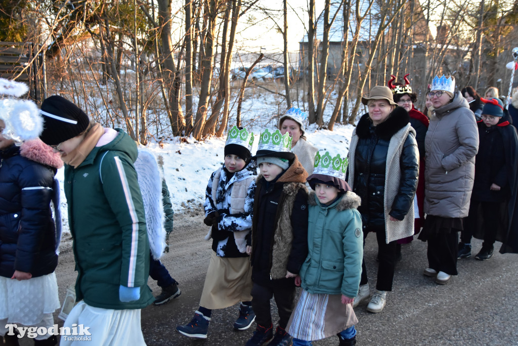 Tradycyjny Orszak Trzech Króli przeszedł ulicami Bysławka. Po nim mieszkańcy zagrali w Jasełkach / ZDJĘCIA