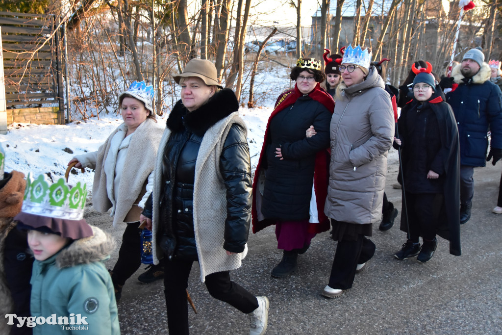 Tradycyjny Orszak Trzech Króli przeszedł ulicami Bysławka. Po nim mieszkańcy zagrali w Jasełkach / ZDJĘCIA