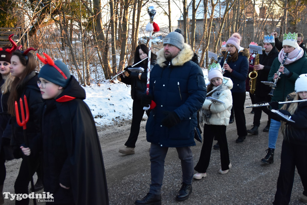 Tradycyjny Orszak Trzech Króli przeszedł ulicami Bysławka. Po nim mieszkańcy zagrali w Jasełkach / ZDJĘCIA