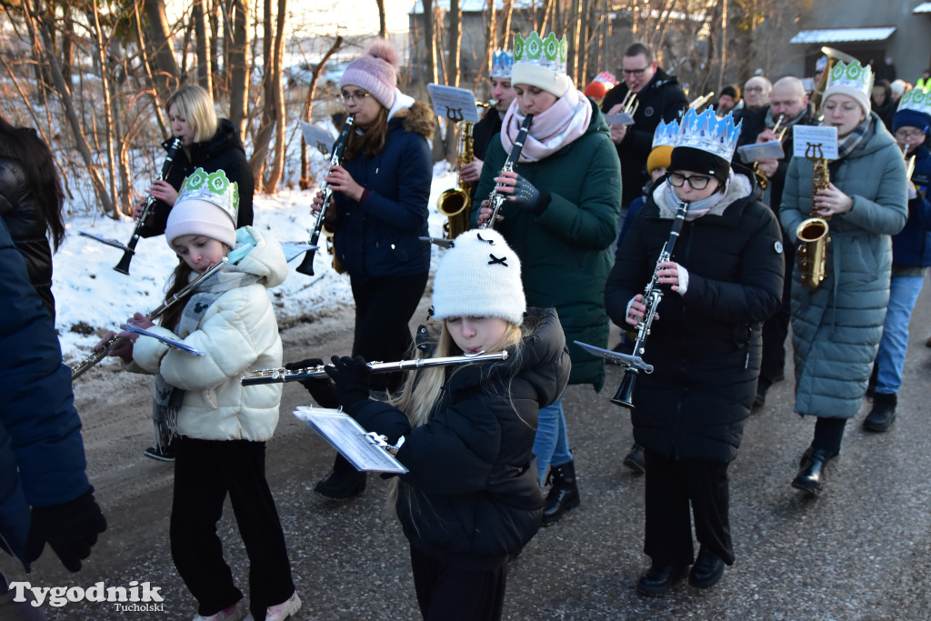 Tradycyjny Orszak Trzech Króli przeszedł ulicami Bysławka. Po nim mieszkańcy zagrali w Jasełkach / ZDJĘCIA