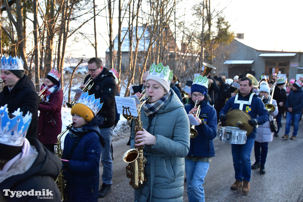 Tradycyjny Orszak Trzech Króli przeszedł ulicami Bysławka. Po nim mieszkańcy zagrali w Jasełkach / ZDJĘCIA