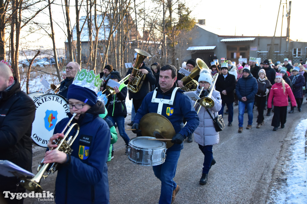 Tradycyjny Orszak Trzech Króli przeszedł ulicami Bysławka. Po nim mieszkańcy zagrali w Jasełkach / ZDJĘCIA