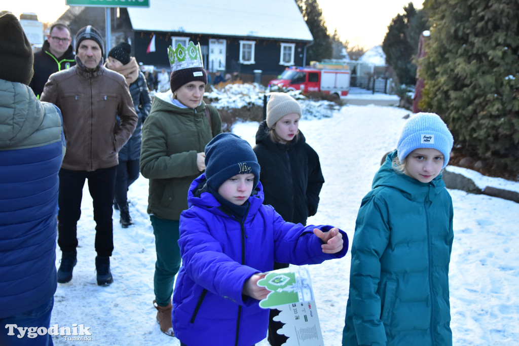 Tradycyjny Orszak Trzech Króli przeszedł ulicami Bysławka. Po nim mieszkańcy zagrali w Jasełkach / ZDJĘCIA