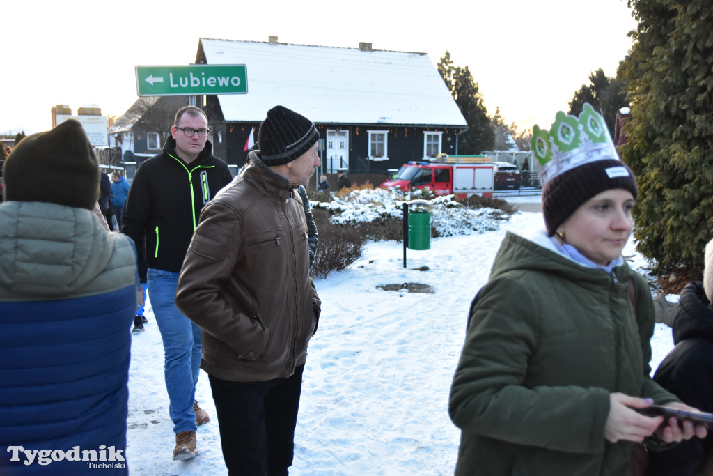 Tradycyjny Orszak Trzech Króli przeszedł ulicami Bysławka. Po nim mieszkańcy zagrali w Jasełkach / ZDJĘCIA