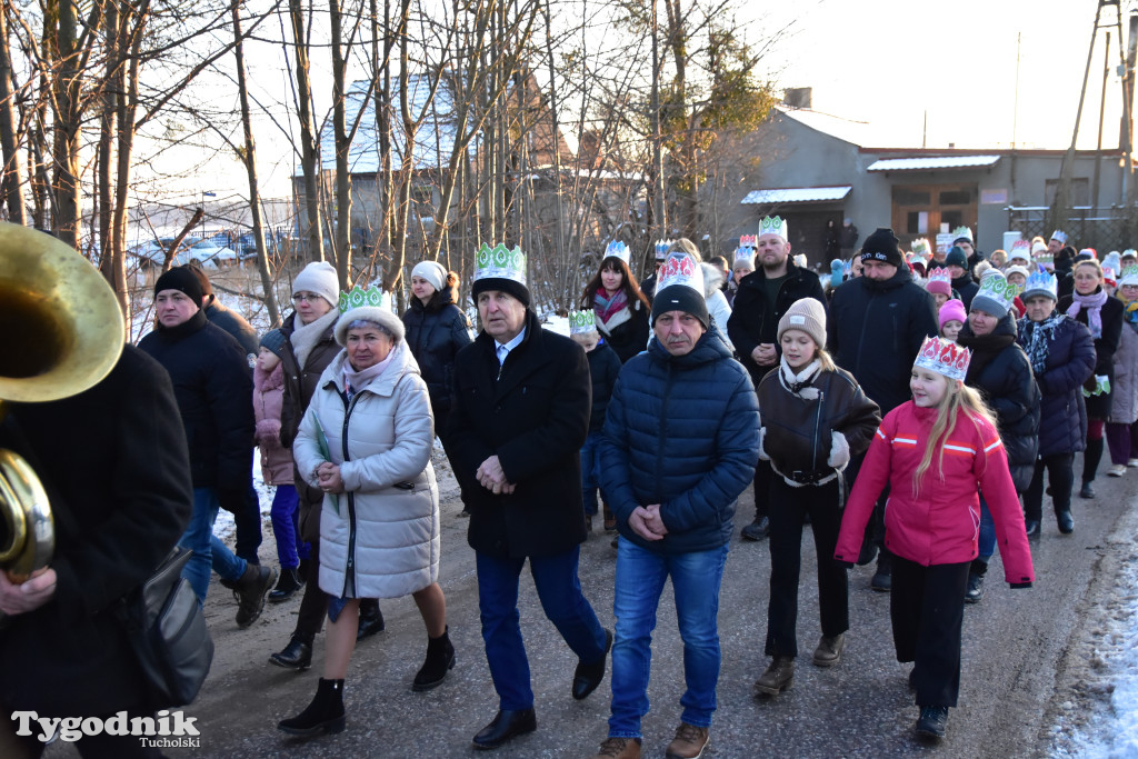 Tradycyjny Orszak Trzech Króli przeszedł ulicami Bysławka. Po nim mieszkańcy zagrali w Jasełkach / ZDJĘCIA