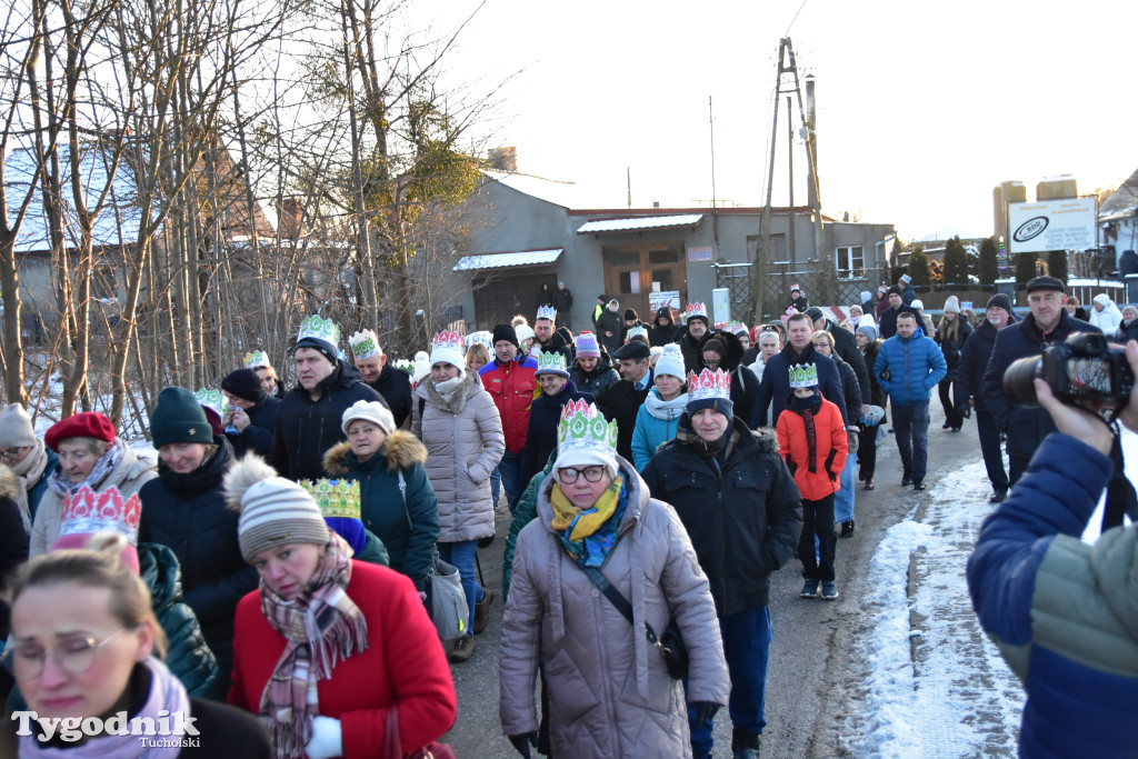 Tradycyjny Orszak Trzech Króli przeszedł ulicami Bysławka. Po nim mieszkańcy zagrali w Jasełkach / ZDJĘCIA