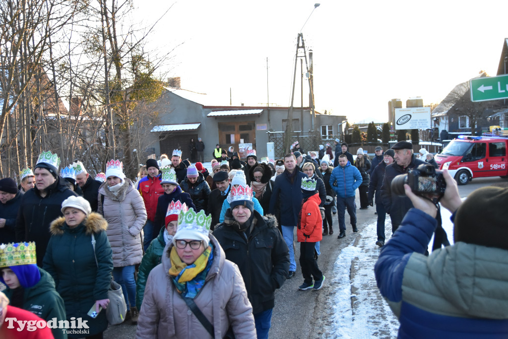 Tradycyjny Orszak Trzech Króli przeszedł ulicami Bysławka. Po nim mieszkańcy zagrali w Jasełkach / ZDJĘCIA