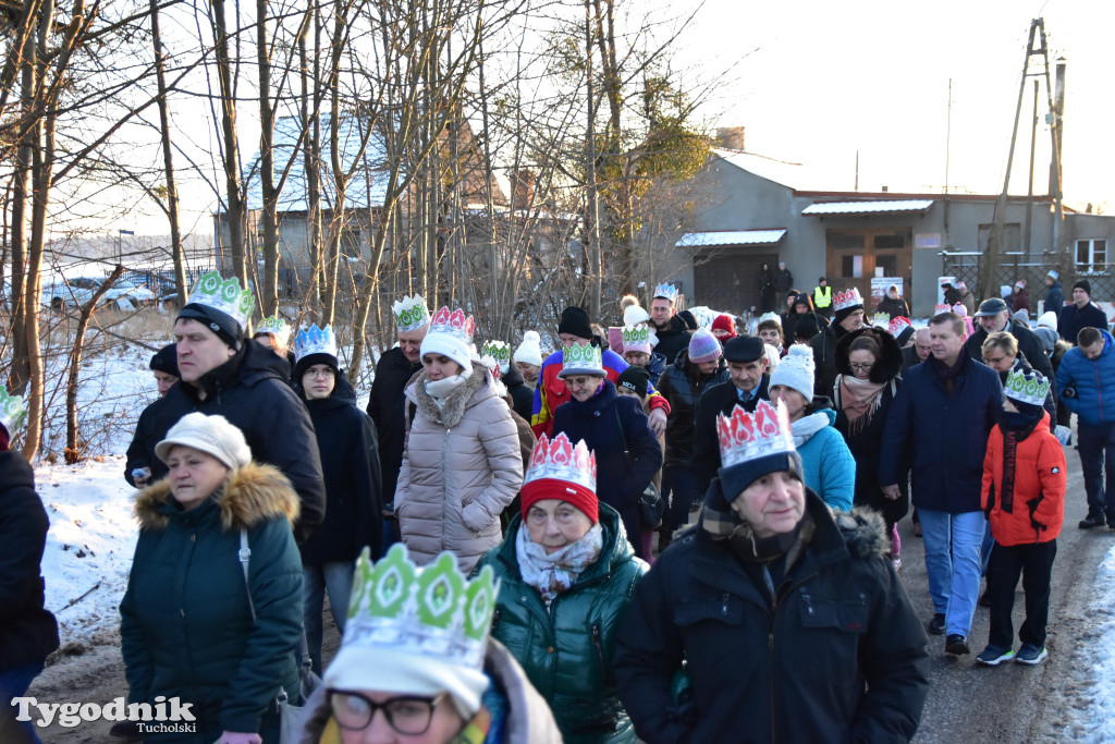 Tradycyjny Orszak Trzech Króli przeszedł ulicami Bysławka. Po nim mieszkańcy zagrali w Jasełkach / ZDJĘCIA