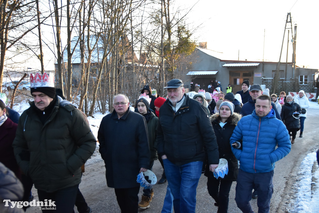 Tradycyjny Orszak Trzech Króli przeszedł ulicami Bysławka. Po nim mieszkańcy zagrali w Jasełkach / ZDJĘCIA