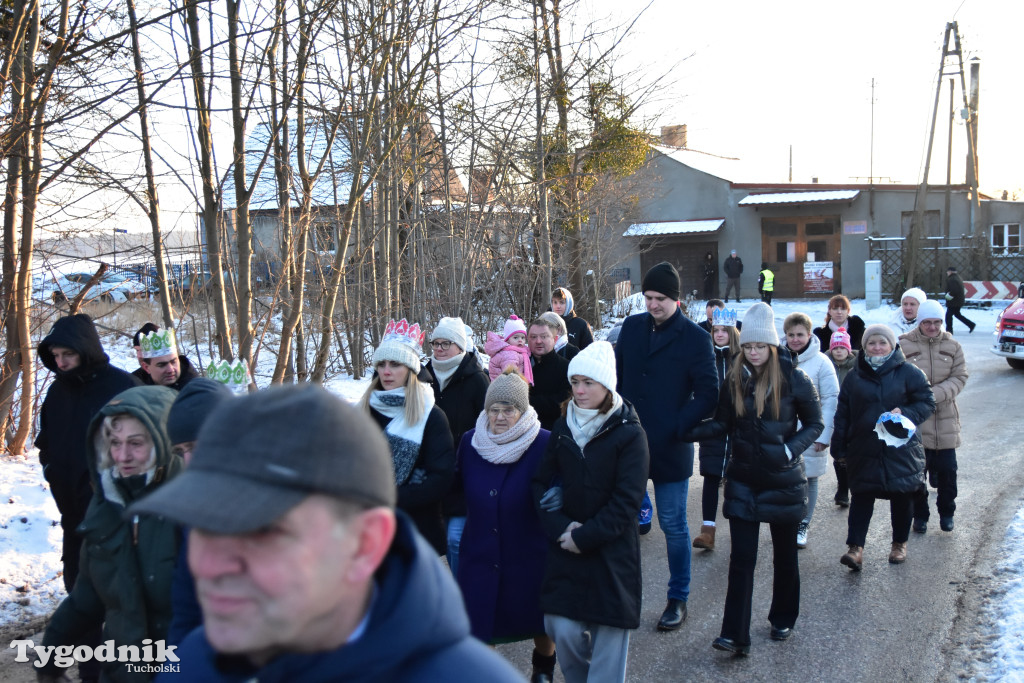 Tradycyjny Orszak Trzech Króli przeszedł ulicami Bysławka. Po nim mieszkańcy zagrali w Jasełkach / ZDJĘCIA