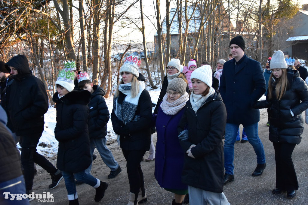 Tradycyjny Orszak Trzech Króli przeszedł ulicami Bysławka. Po nim mieszkańcy zagrali w Jasełkach / ZDJĘCIA