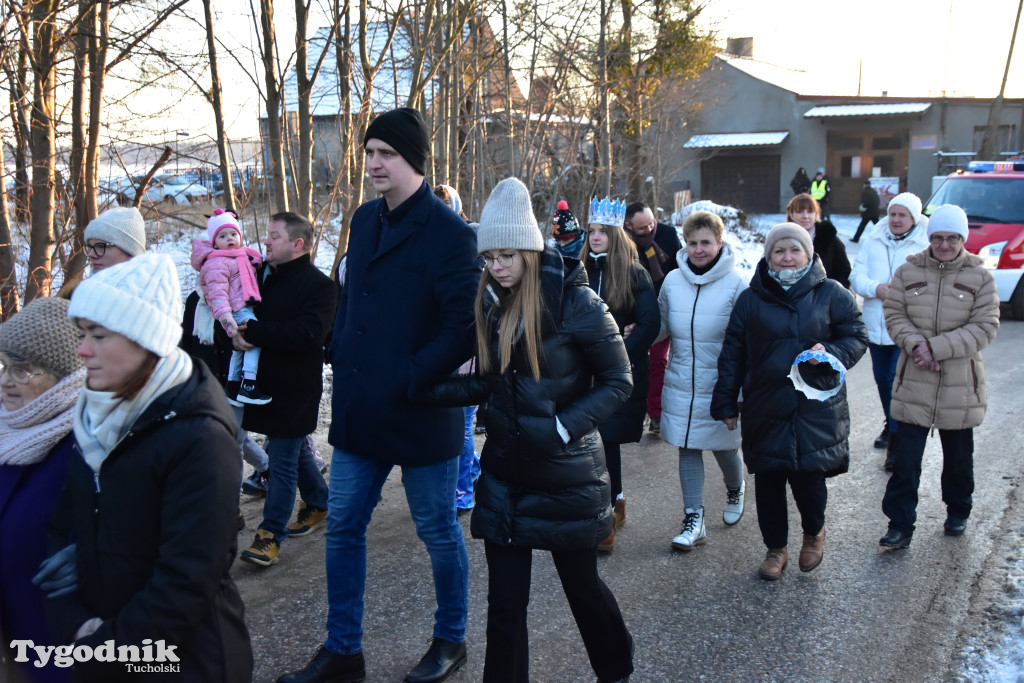 Tradycyjny Orszak Trzech Króli przeszedł ulicami Bysławka. Po nim mieszkańcy zagrali w Jasełkach / ZDJĘCIA