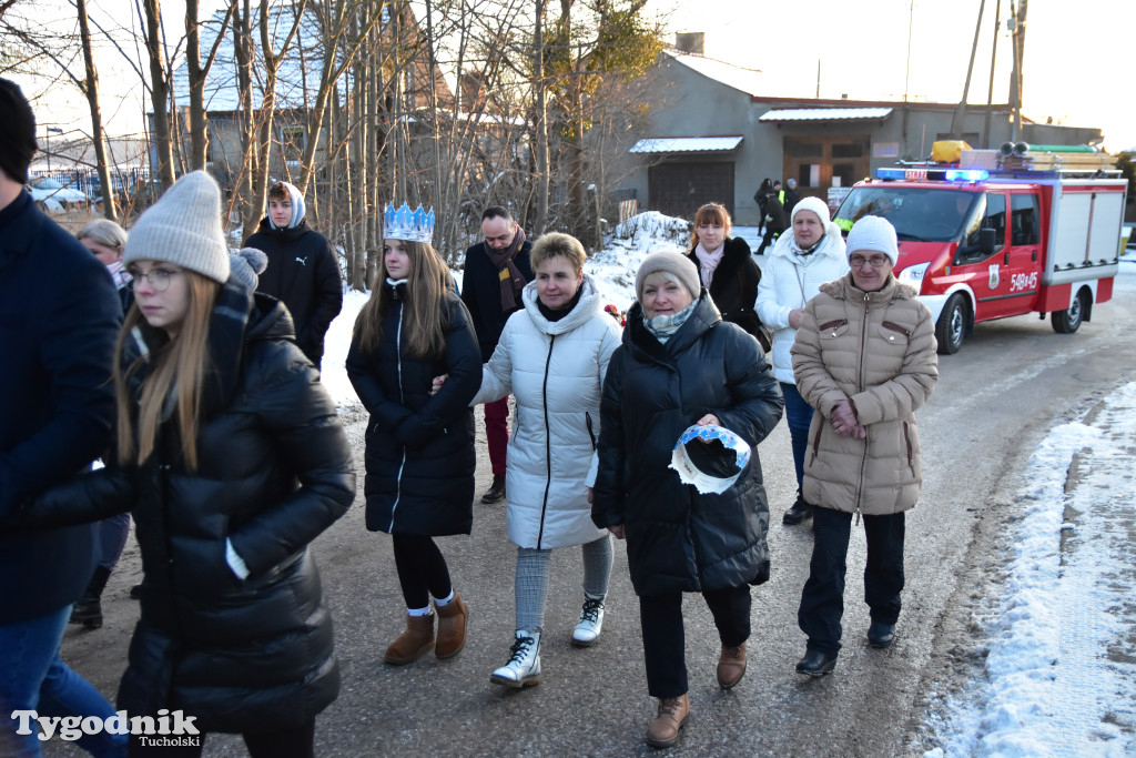 Tradycyjny Orszak Trzech Króli przeszedł ulicami Bysławka. Po nim mieszkańcy zagrali w Jasełkach / ZDJĘCIA
